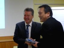 taiwanminister_hand_400.jpg